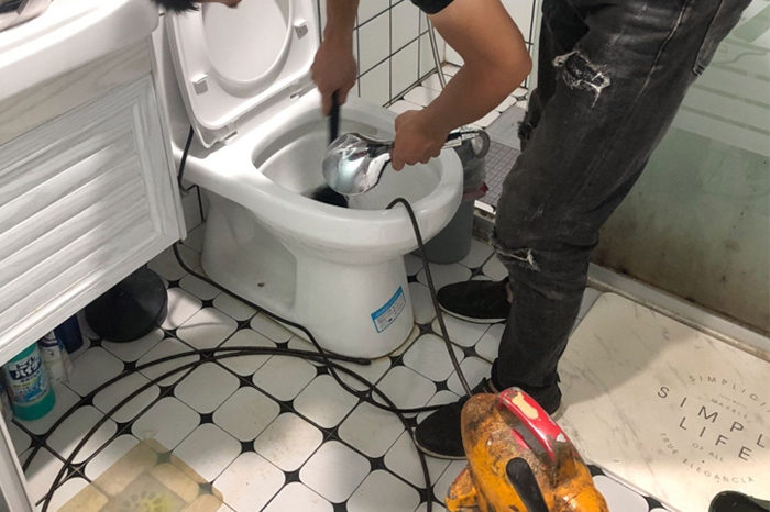 曲松马桶堵塞自己疏通还是找师傅?专业上门服务让你省时更省心