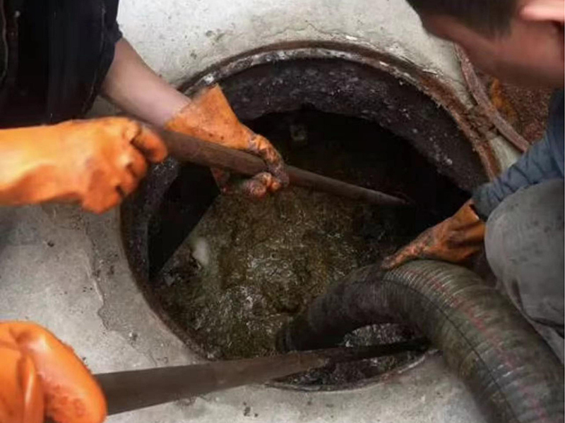 曲松清理化粪池时如何避免沼气的危害?